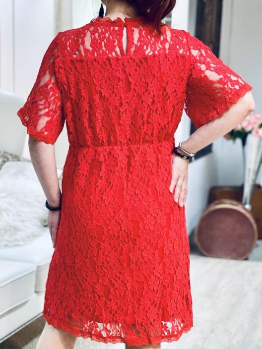 Cream Pitsimekko Kit Lace 10611702 High Risk Red Cream kaunis mekko joustavaa pitsia. Paantiella, hihansuussa ja helmassa on
