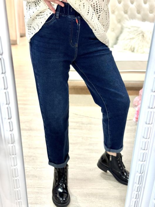 New Collection Farkut Mom Fit 7282 New Collection kivasti kulutuspestyt farkkujoggerit mom fit istuvuudella. Joggerissa on