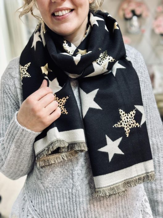 New Collection Tahtihuivi 902412 New Collection makea tahtihuivi kimaltavilla kultatahdilla. Materiaali on pehmeaa ja hieman New Collection Tahtihuivi 902412 New Collection makea tahtihuivi kimaltavilla kultatahdilla. Materiaali on pehmeaa ja hieman