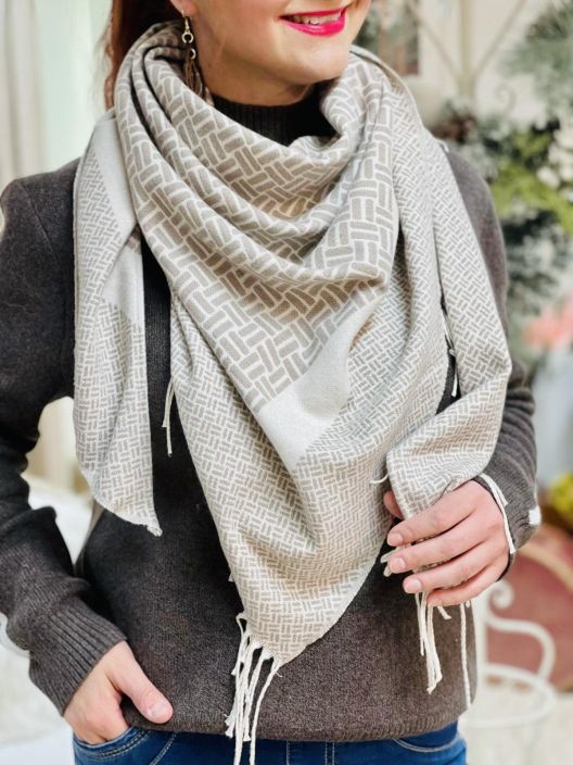 Street One Kolmiohuivi 573020 Street One ohut ja ihanan pehmea kolmiohuivi. Huivissa on kiva kuviointi, jossa on peilikuvana Street One Kolmiohuivi 573020 Street One ohut ja ihanan pehmea kolmiohuivi. Huivissa on kiva kuviointi, jossa on peilikuvana