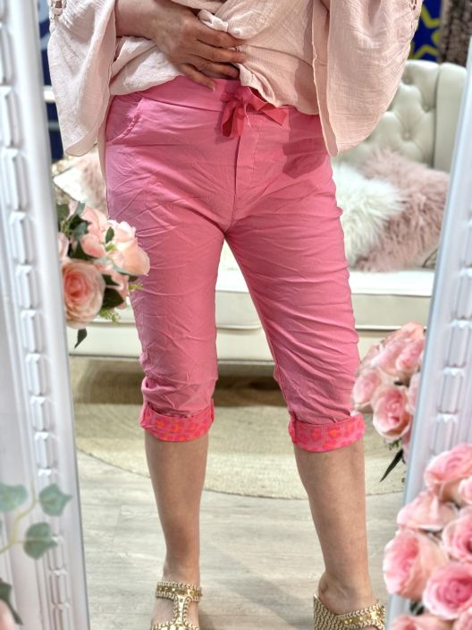 New Collection Shortsit Bermuda 33812 Plusmerkilta New Collection superjoustavat shortsit. Vyotarolla on kivat