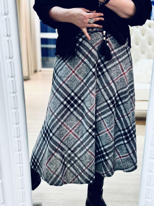 New Collection RuutuHame 521 New Collection kaunis ruutuhame. Malli on kellohelmainen ja vyotarolla mukavuutta antaa New Collection RuutuHame 521 New Collection kaunis ruutuhame. Malli on kellohelmainen ja vyotarolla mukavuutta antaa