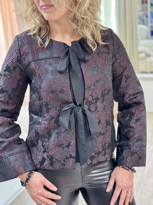 A-VIEW Jakku Aria 6083 Burgundi A-VIEW jakku kaunista burgundinpunaista jacquardkangasta. Edessa on kahdet solmittavat A-VIEW Jakku Aria 6083 Burgundi A-VIEW jakku kaunista burgundinpunaista jacquardkangasta. Edessa on kahdet solmittavat