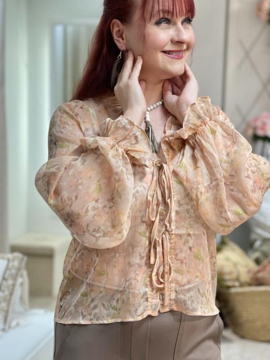 A-VIEW SifonkiJakku Flounce 4936 Sand-Peach A-VIEW unelman kevyfrillapusero kevytta ja osittain lapikuultavaa sifonkia.