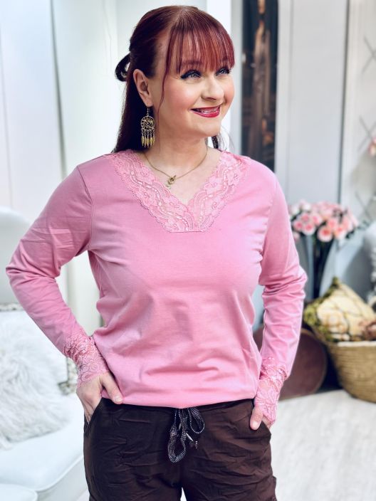 ZE-ZE Trikoopusero Camma 501004 ZE-ZE pitkahihainen pusero mukavan pehmeaa puuvillatrikoota. Paantiella ja hihansuussa on ZE-ZE Trikoopusero Camma 501004 ZE-ZE pitkahihainen pusero mukavan pehmeaa puuvillatrikoota. Paantiella ja hihansuussa on