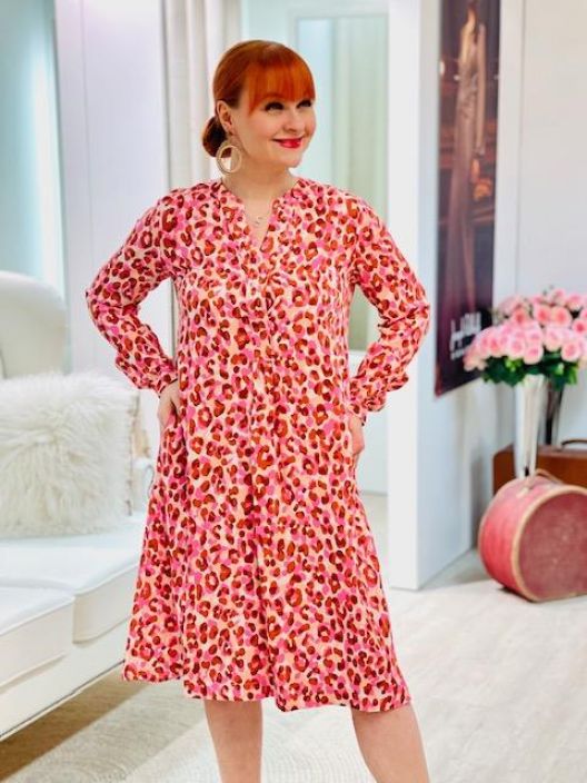 Milano Mekko 31-6021-1128 Soft Pink Milano upea elainkuosinen mekko. Takana on nayttavat laskokset ja edessa myos laskos.