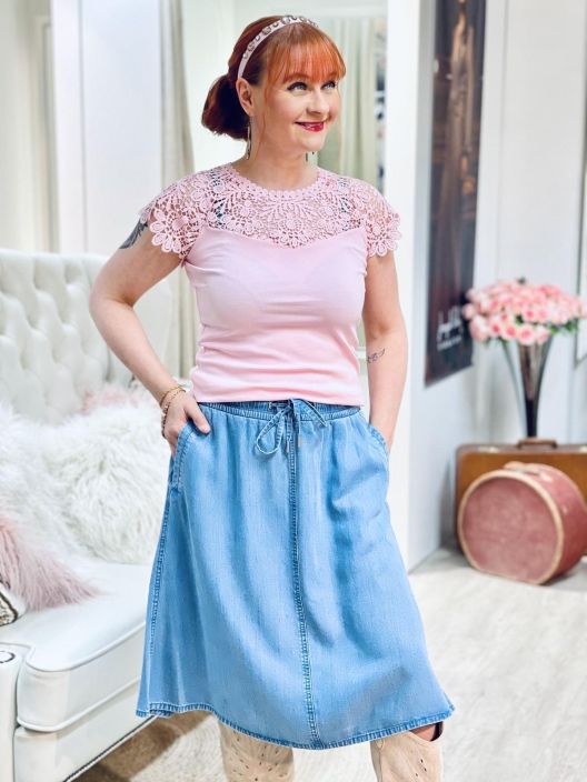 Cecil Hame 361758 Midi Light Blue Wash Cecil kellohelmainen hame kivalla midipituudella. Mallissa on joustovyotaro