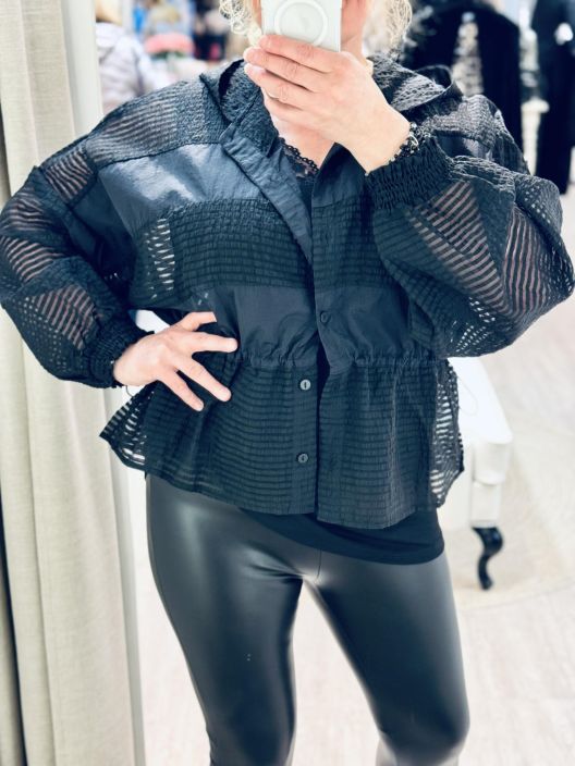 Gozzip HuppariJakku Cecilie 256023 Black Plusmallistoa Gozzip huppujakku oversize mallilla. Jakussa on yhdistetty makeasti