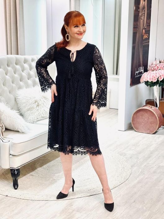 Ana Alcazar Pitsimekko 049530-3326 Ana Alcazar upea pitsimekko. Ylaosa on istuva ja helma kauniisti liehuva. Paantiella on