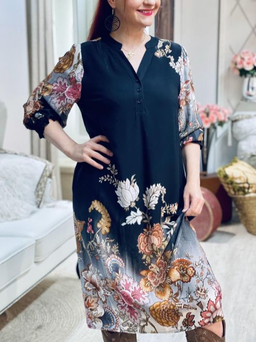 2B Mekko Valmas 1021423 Black Flower 2-B mekko ohutta ja pehmeaa viskoosia. Vajaamittainen hiha on kivan valja ja