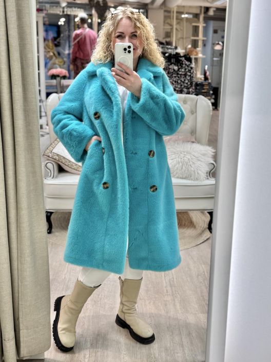 New Collection KeinokarvaTakki 1010 New Collection ihanan pehmea ja ylellisen tuntuinen takki keinokarvaa. Malli on