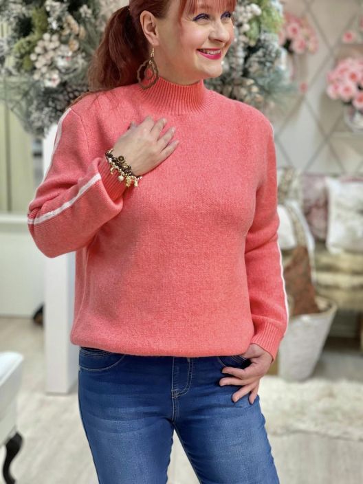 Street One NeulePusero 303486 Street One neulepusero kivan pehmeaa ja hieman paksumpaa neulosta. Mallissa on makeat raidat