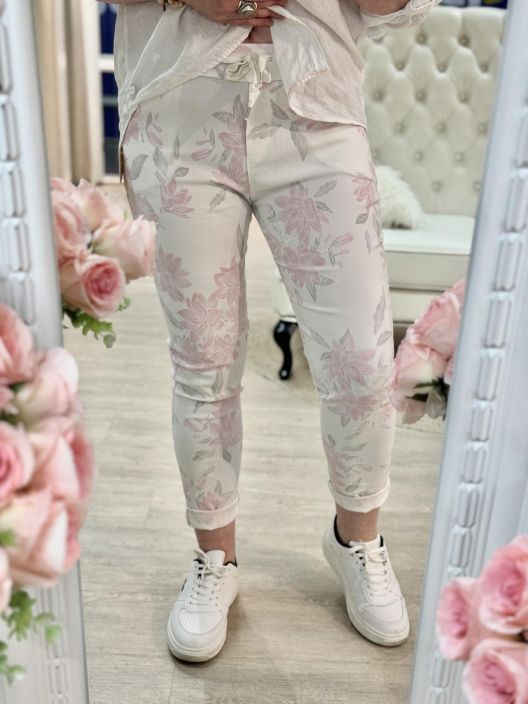 New Collection Joggerit Kukka 653 New Collection kivat kukkajoggerit. Mukavuuden takaa joustava kuminauhavyotaro New Collection Joggerit Kukka 653 New Collection kivat kukkajoggerit. Mukavuuden takaa joustava kuminauhavyotaro