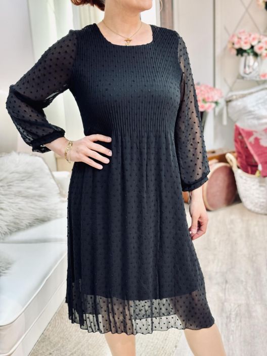 2B Sifonkimekko Tamas 1011144 Black 2-B kauniisti ylaosasta pliseerattu sifonkimekko. Kangas on lapikuultavaa ja siina on