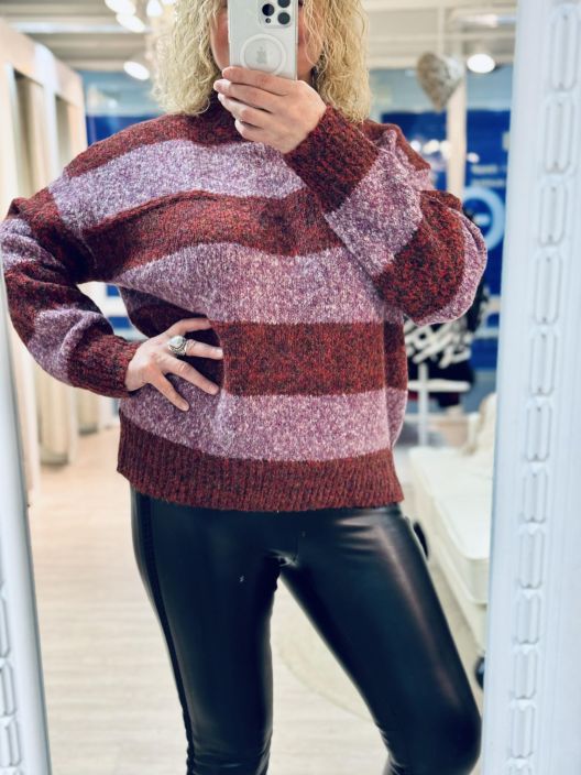 New Collection NeulePusero Raita 5106 New Collection pehmea ja porroinen neulepusero. Puserossa on makea raidoitus ja New Collection NeulePusero Raita 5106 New Collection pehmea ja porroinen neulepusero. Puserossa on makea raidoitus ja