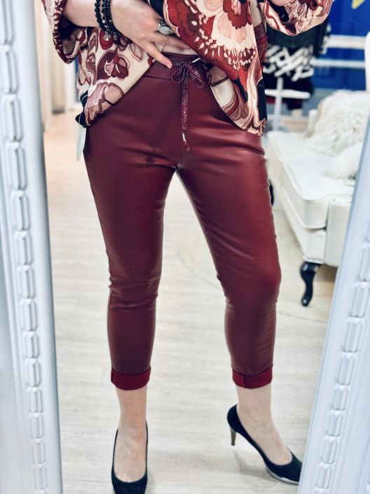 New Collection KeinoNahkaJoggerit 022 New Collection joggerit ohutta, liukasta ja kivan siftaavaa nakhajaljitelmaa. New Collection KeinoNahkaJoggerit 022 New Collection joggerit ohutta, liukasta ja kivan siftaavaa nakhajaljitelmaa.