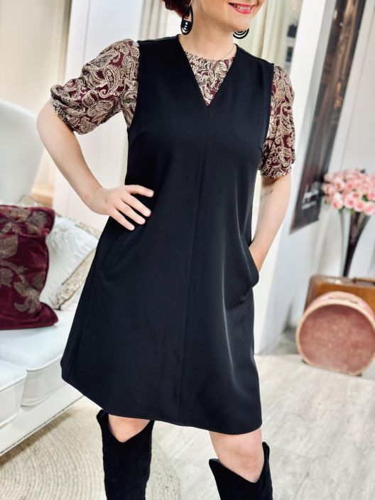 A-View Liivimekko Juliette 7025 A-VIEW tyylikas a-linjainen liivimekko. Mekossa on kaunis avoin v-paantie ja taskut edessa.