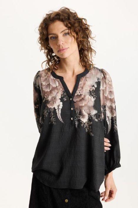 In Front Pusero Miller 16823 Cafe Latte In Front pusero upealla ruskealla kuosilla. Kuosin lisaksi kankaassa on kevyt In Front Pusero Miller 16823 Cafe Latte In Front pusero upealla ruskealla kuosilla. Kuosin lisaksi kankaassa on kevyt