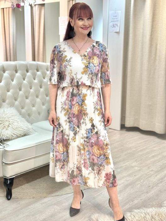 New Collection Mekko Pliseerattu 511 New Collection kauniisti pliseerattu sifonkimekko. Mekossa on kaksi kerrosta, jossa New Collection Mekko Pliseerattu 511 New Collection kauniisti pliseerattu sifonkimekko. Mekossa on kaksi kerrosta, jossa