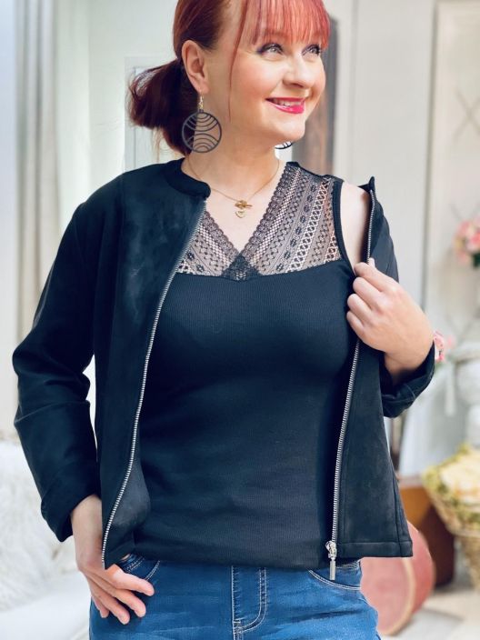 ZE-ZE PitsiToppi Brunhild 500942 ZEZE kaunis pitsitoppi ohutta ja hyvin joustavaa ribtrikoota. Topin jujuna on kaunis pitsi