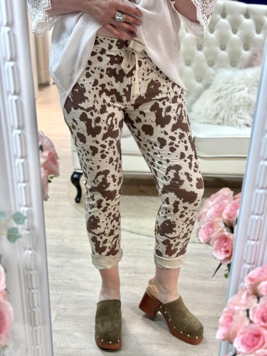 New Collection Joggerit 84812 Cow Girl New Collection joggerit kivalla lehma kuosilla. Mukavuuden takaa joustava