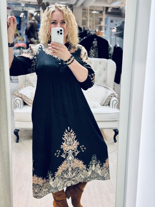 2B SatiiniMekko Sita 1021419 Black 2-B mekko linjakas ohutta ja ylellista silkkiviskoosia. Vajaamittainen hiha on kivan