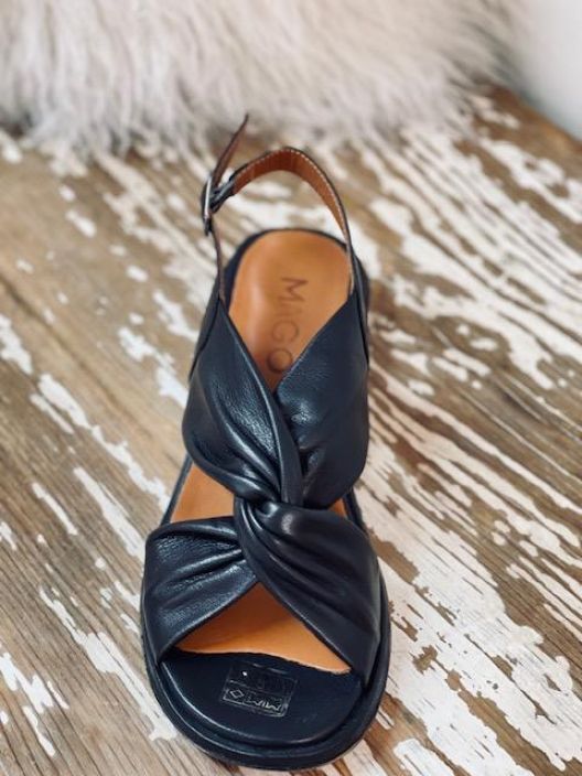 Mago Sandaalit 034-445 Mago tyylikkaat nahkasandaalit. Hyva istuvuus ja mukavat jalassa. Sisapohja on myos nahkaa ja pohja