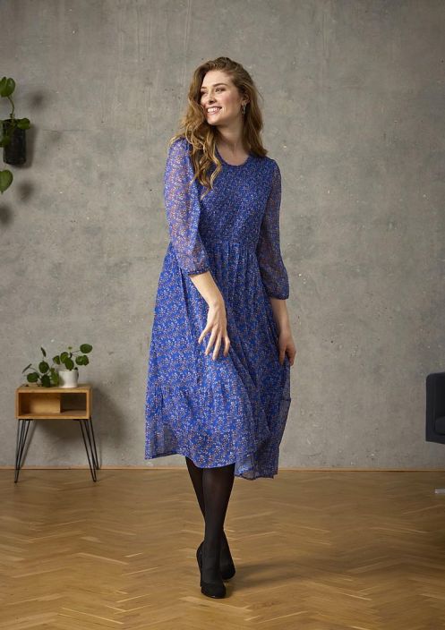 Ze-Ze Mekko Alma 5707515 Ze-Ze sopo sifonkinen kukkamekko. Lapikuultava hiha, liehuva frillahelma ja joustava