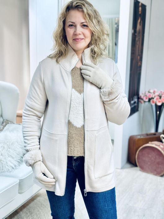 Street One CollegeJakku 212806 Street One rento jakku superpehmeaa viskoosicollegea. Edessa on vetoketju ja reilut taskut. Street One CollegeJakku 212806 Street One rento jakku superpehmeaa viskoosicollegea. Edessa on vetoketju ja reilut taskut.