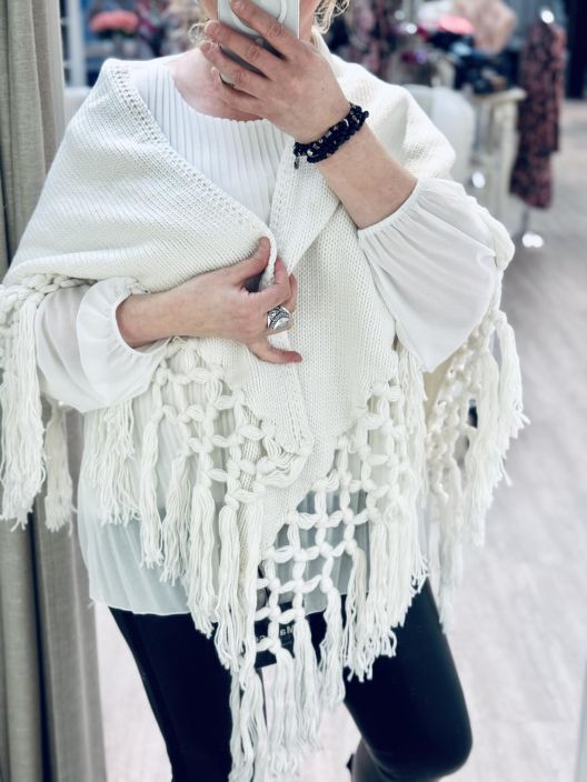 New Collection Kolmiohuivi New Collection kolmiohuivi upeilla hapsuilla. Materiaali on pehmeaa ja hieman paksumpaa. Ihanan New Collection Kolmiohuivi New Collection kolmiohuivi upeilla hapsuilla. Materiaali on pehmeaa ja hieman paksumpaa. Ihanan