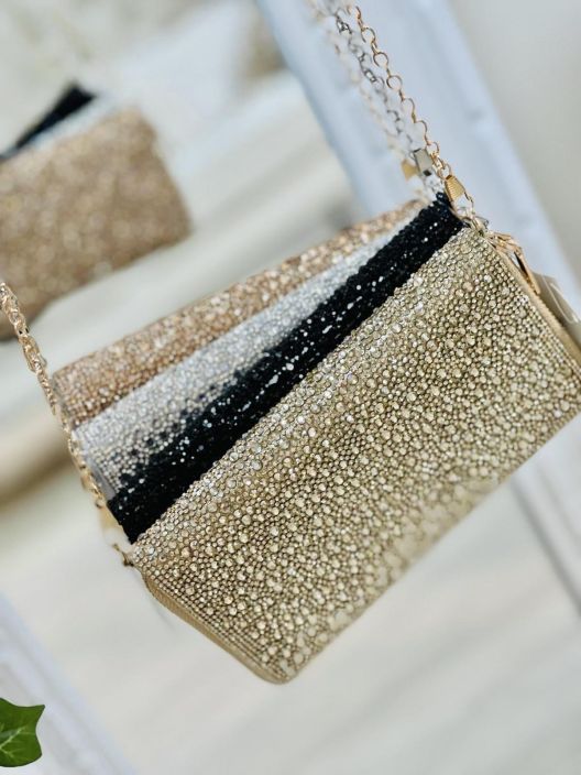 New Collection StrassiLompakko/Laukku 870 New collection ihanasti kimmeltava strassilompakko/laukku. kiinnitys on New Collection StrassiLompakko/Laukku 870 New collection ihanasti kimmeltava strassilompakko/laukku. kiinnitys on