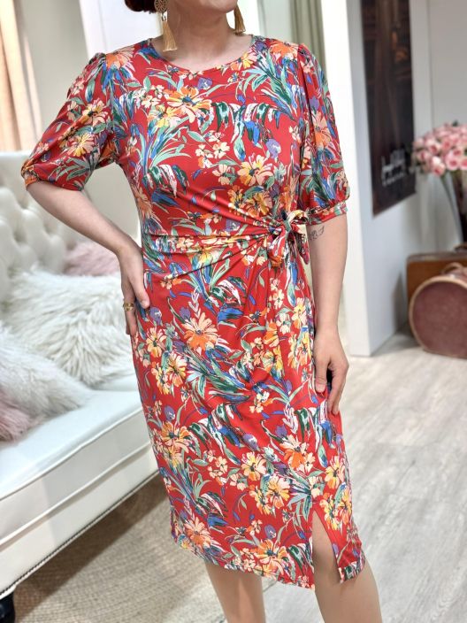 In Front Mekko Rosy 16705 In Front tyylikas ja istuva mekko. Kankaassa kaunis kukkakuosi ja materiaali on liukaspintaista ja
