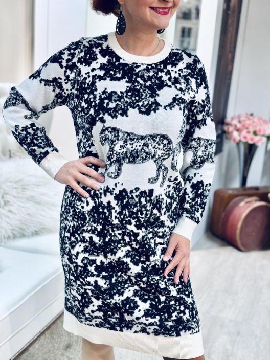 Micha Neulemekko Leo 115929 Micha makea leohenkinen neulemekko. Mekossa on nayttava pohjakuosi ja leo edessa seka takana. Micha Neulemekko Leo 115929 Micha makea leohenkinen neulemekko. Mekossa on nayttava pohjakuosi ja leo edessa seka takana.