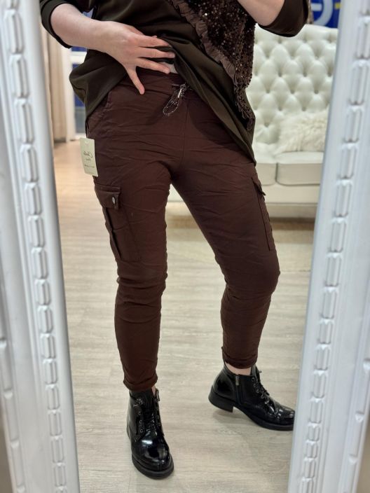 New Collection ReisitaskuJoggerit Hope 043 New Collection joggerit makeilla reisitaskuilla. Mukavuuden takaa joustava New Collection ReisitaskuJoggerit Hope 043 New Collection joggerit makeilla reisitaskuilla. Mukavuuden takaa joustava