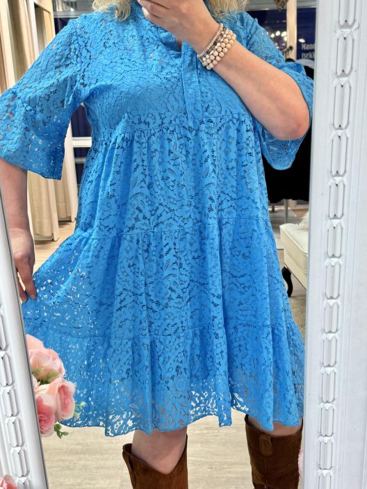 New Collection Pitsimekko 2002 New Collection ihana pitsimekko useassa varivaihtoehdossa. Malli on huolettoman a-linjainen New Collection Pitsimekko 2002 New Collection ihana pitsimekko useassa varivaihtoehdossa. Malli on huolettoman a-linjainen