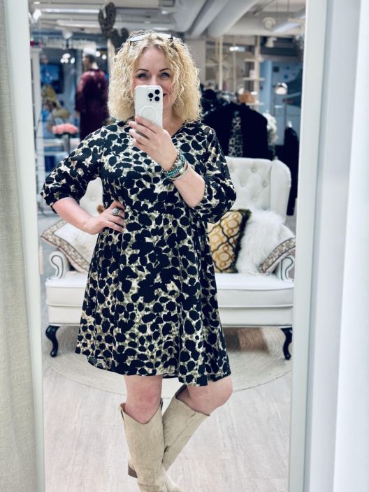 Studio TunikaMekko Birgitte 256817 Black-Green Plusmallistoa Studio tunikamekko kevyesti krepattua ja hieman siftaavaa