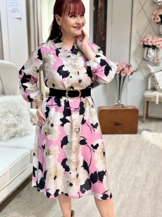 Ze-Ze Mekko Dunja 501087 Ze-Ze mekko kauniilla kuviolla. Materiaali liukasta hieman kiiltavapintaista viskoosisekoitetta. Ze-Ze Mekko Dunja 501087 Ze-Ze mekko kauniilla kuviolla. Materiaali liukasta hieman kiiltavapintaista viskoosisekoitetta.