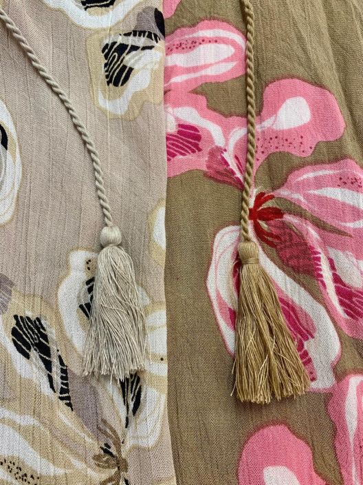 ZE-ZE Pusero Doma Viskoosi 501052 Ze-Ze pusero mukavan ohutta ja pehmeaa kreppiviskoosia. paantie on kivan avoin ja takana ZE-ZE Pusero Doma Viskoosi 501052 Ze-Ze pusero mukavan ohutta ja pehmeaa kreppiviskoosia. paantie on kivan avoin ja takana