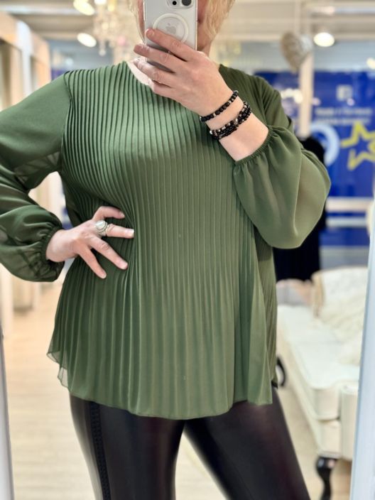 New Collection Sifonkipusero 45312 Pliseerattu New Collection kauniisti pliseerattu sifonkipusero. Puserossa on etuosa