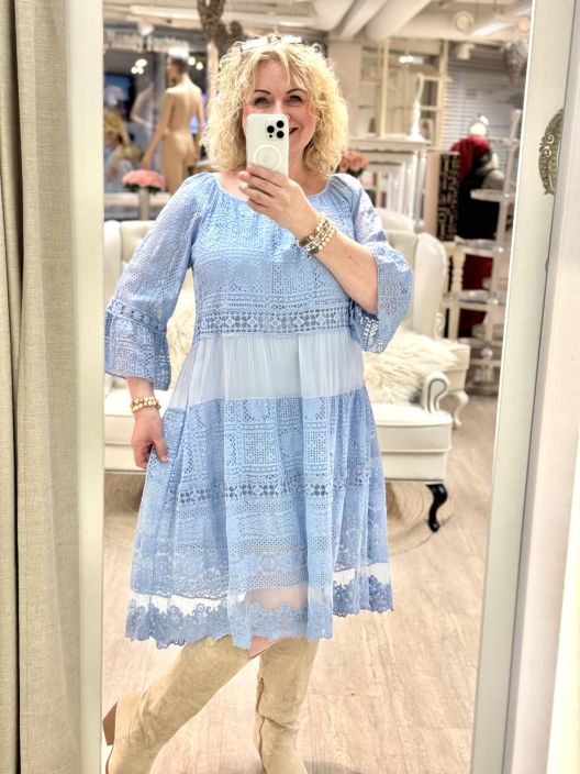 New Collection PitsiMekko 11540 Sininen New Collection mekko kauniilla pitseilla. Mallissa on yhdistetty kivasti pitsia ja New Collection PitsiMekko 11540 Sininen New Collection mekko kauniilla pitseilla. Mallissa on yhdistetty kivasti pitsia ja