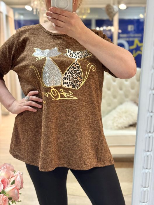 New Collection NeulePusero Cat 603 New Collection kiva kissapusero hyvin ohutta ja pehmeaa neulosta. Jujuna on edessa kaksi