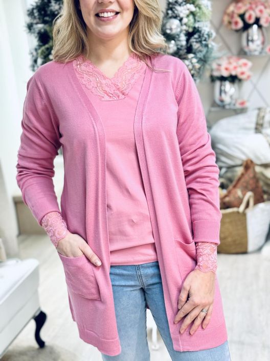 ZE-ZE Neuletakki Jojo 501007 ZE-ZE neuletakki pehmeaa viskoosi-nylon neulosta. Neuletakissa on yksinkertaisen tyylikas malli