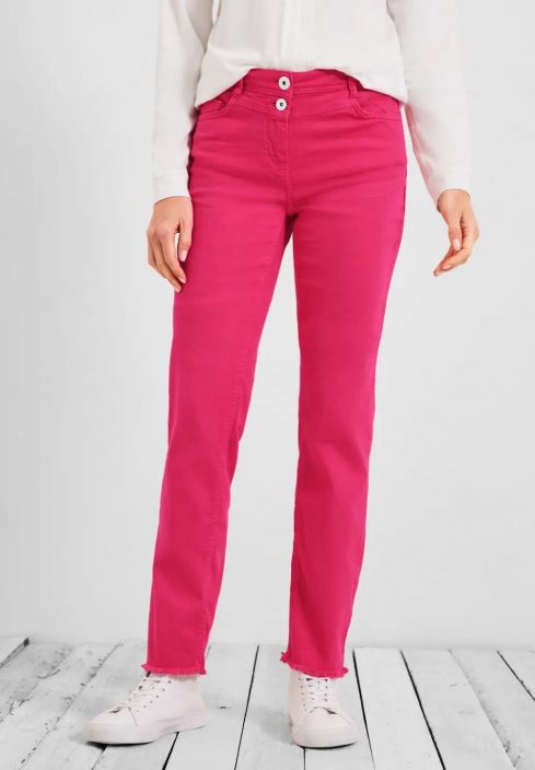 Cecil Farkut Toronto Straight Fresh Pink 376160 Cecil vajaamittainen farkku upeassa pinkin savyssa. Edessa on kaksi reilua