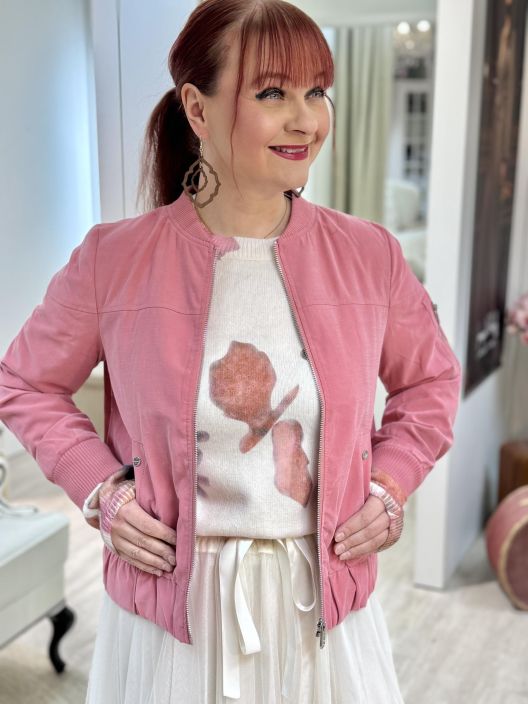 Street One BomberJakku 212844 Desert Berry Street One bomberjakku kivan siftaavaa ja pehmeaa viskoosisekoitetta. Edessa on Street One BomberJakku 212844 Desert Berry Street One bomberjakku kivan siftaavaa ja pehmeaa viskoosisekoitetta. Edessa on