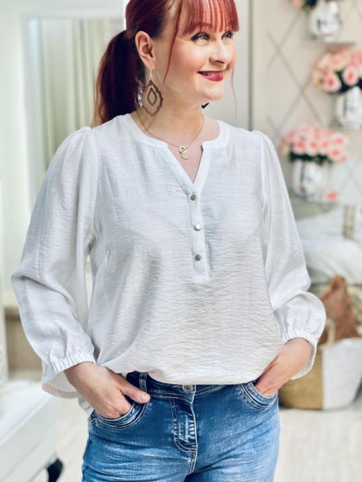 In Front Pusero Claire 16980 White In Front tyylikas pusero kauniisti siftaavaa viskoosisekoitetta. Mallissa on kivasti In Front Pusero Claire 16980 White In Front tyylikas pusero kauniisti siftaavaa viskoosisekoitetta. Mallissa on kivasti