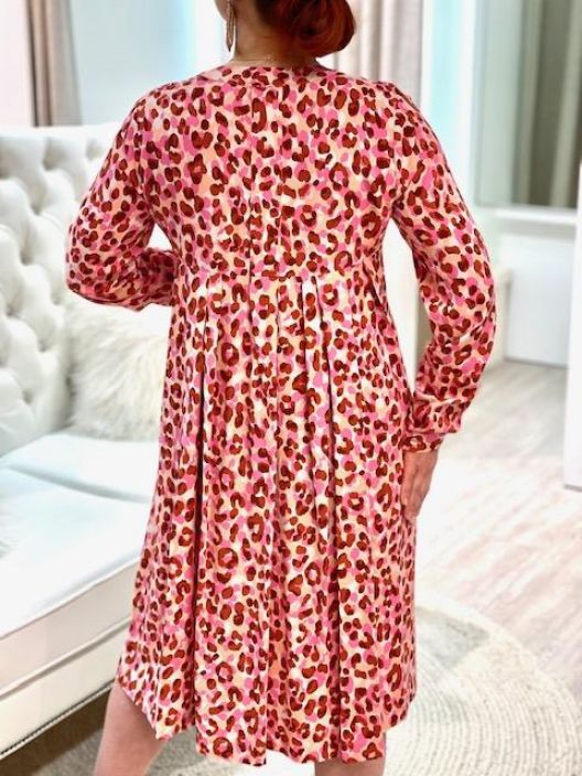 Milano Mekko 31-6021-1128 Soft Pink Milano upea elainkuosinen mekko. Takana on nayttavat laskokset ja edessa myos laskos.