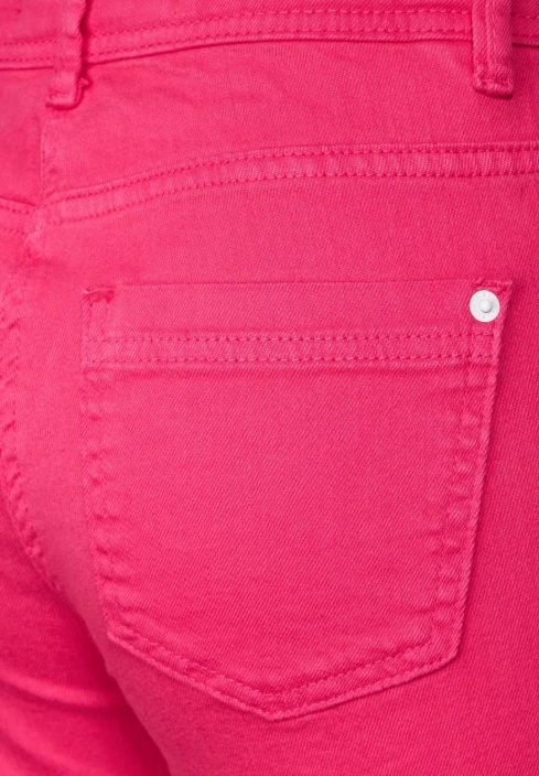 Cecil Farkut Toronto Straight Fresh Pink 376160 Cecil vajaamittainen farkku upeassa pinkin savyssa. Edessa on kaksi reilua