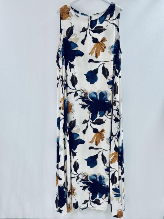 New Collection Maximekko 6552 Flowers New Collection kevyt ja laskeutuva kukkamekko. Malli levenee kauniisti hieman helmaa