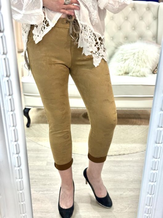 New Collection Joggerit Army 58 New Collection joggerit ohutta ja mokkamaisen tuntuista ohutta joustokangasta. Jujuna New Collection Joggerit Army 58 New Collection joggerit ohutta ja mokkamaisen tuntuista ohutta joustokangasta. Jujuna