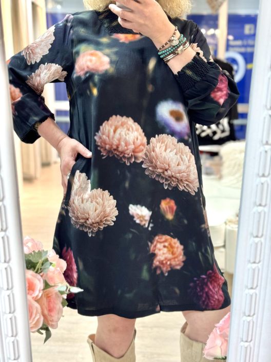 Gozzip Tunika/Mekko Abigail 256052 Peony Print Plusmallistoa Gozzip tunikamekko ihanan pehmeaa viskoosia. Mallissa on